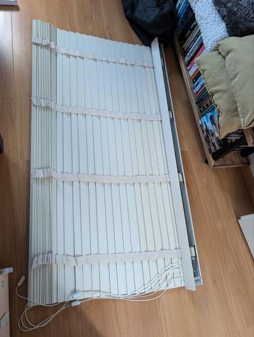 Houten lamellen wit, 145cm breedte x 132cm hoogte. beschikbaar voor biedingen