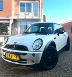 Mini cooper 1.6 16V ONE 2007 Wit, Auto's, Voorwielaandrijving, 4 cilinders, 4 stoelen, Wit