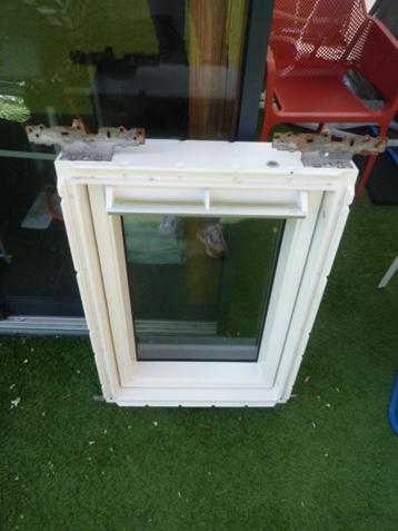 Net  Velux kunststof dakraam / GGU CK02 ( 55 x 78 ). beschikbaar voor biedingen