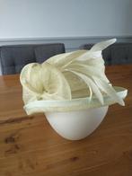 Kerk hoedje geel/groen 55 cm, Kleding | Dames, 55 cm (S, 6⅞ inch) of minder, Hoed, Ophalen of Verzenden, Zo goed als nieuw