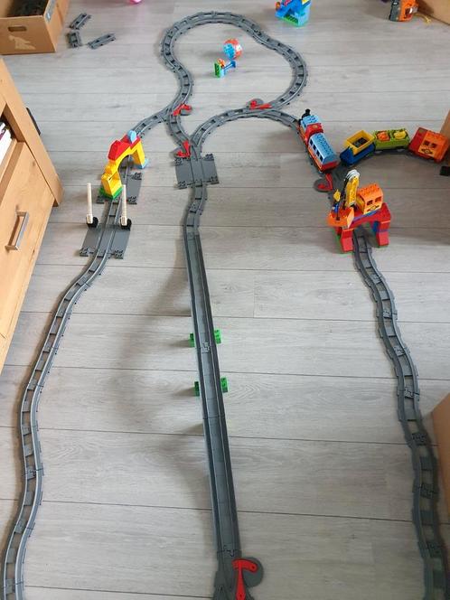 Hele grote Duplo treinbaan, met 2 treinen, meerdere sets, Kinderen en Baby's, Speelgoed | Duplo en Lego, Gebruikt, Duplo, Complete set