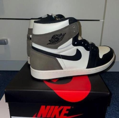 Jordan 1 High Mocha – Maat 41 (2020), Kleding | Heren, Schoenen, Nieuw, Sneakers of Gympen, Bruin, Ophalen of Verzenden