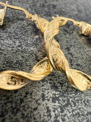 Prachtige 14 karaat gouden wokkel oorbellen met patroon beschikbaar voor biedingen