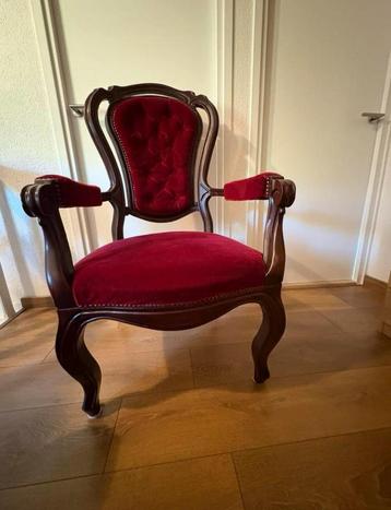 Antieke fauteuil met rode bekleding beschikbaar voor biedingen