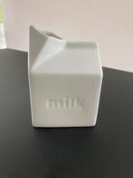 Decoratief melkpakje van wit keramiek, Verzenden
