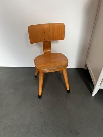 Vintage kleuterstoeltje beschikbaar voor biedingen