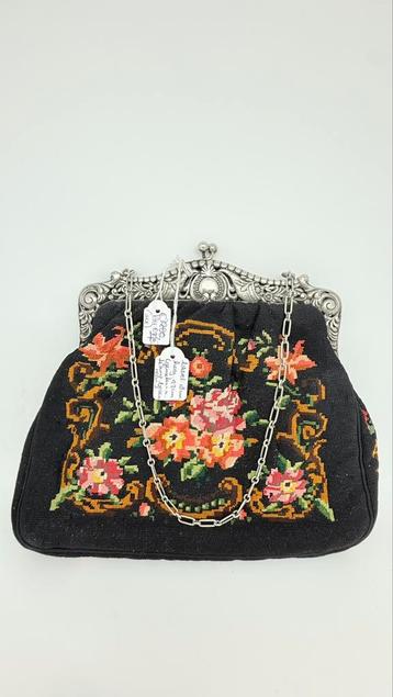 Zwaar zilveren beugel met ketting aan geborduurde tas. beschikbaar voor biedingen