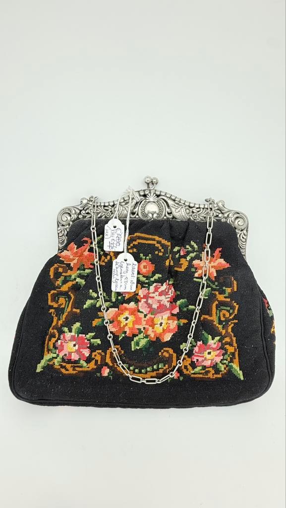 Zwaar zilveren beugel met ketting aan geborduurde tas., Antiek en Kunst, Antiek | Goud en Zilver, Zilver, Ophalen of Verzenden