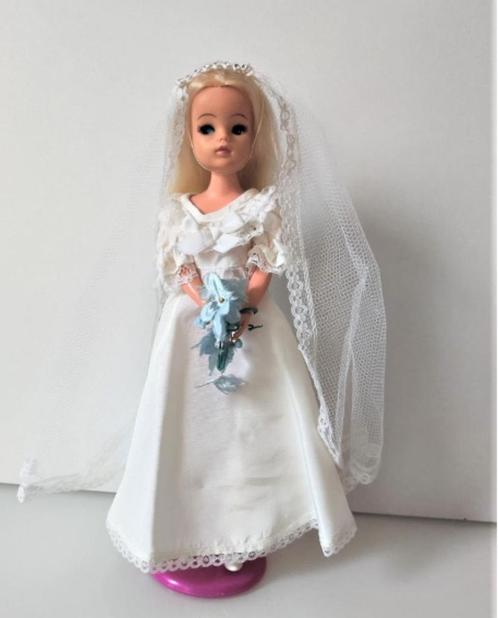 Barbie Sindy bruid zeldzame jurkje Classics, Verzamelen, Poppen, Gebruikt, Pop, Verzenden