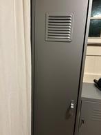 2 houten lockerkasten. Hang en leg. 182-40b-52d., Huis en Inrichting, Kasten | Lockerkasten, Ophalen, Zo goed als nieuw