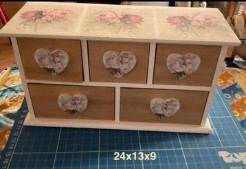 Ladekastje met rozen decoratie beschikbaar voor biedingen