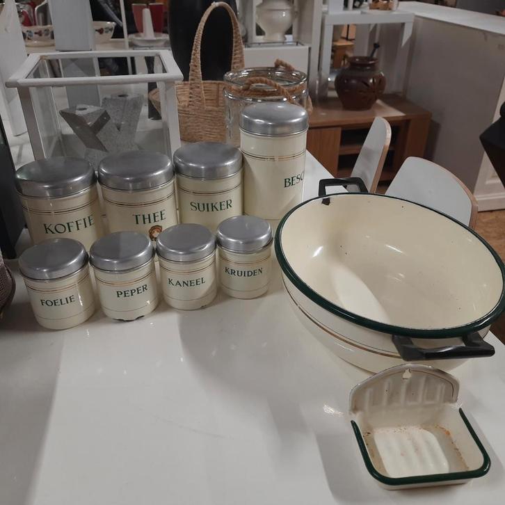 Mooi set creme emaille bussen, blikken, zeepbakje en wasteil, Antiek en Kunst, Antiek | Emaille, Ophalen of Verzenden