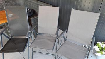 3 licht gewicht tuin stoelen 1 heeft een andere kleur beschikbaar voor biedingen