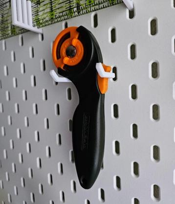 Houder voor Prym Vario tang / rolmes voor IKEA Skadis bord beschikbaar voor biedingen
