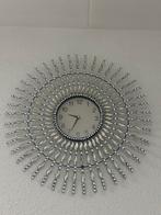 Decoratieve Wandklok - Zilverkleurig, Huis en Inrichting, Woonaccessoires | Klokken, Ophalen, Zo goed als nieuw, Analoog, Wandklok