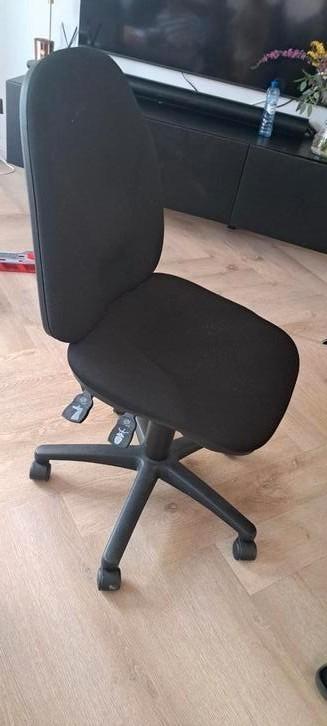 Zwarte bureau stoel beschikbaar voor biedingen