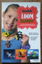 Magic Loom bedeltjes, Ophalen of Verzenden, Gelezen