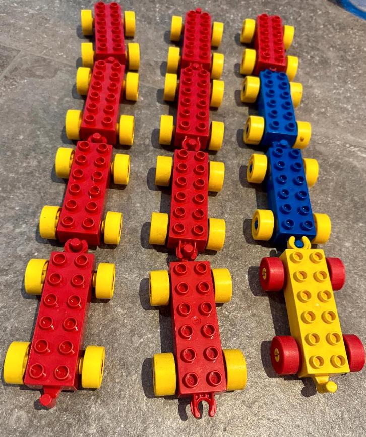 Set van 12 Lego Duplo chassis / onderstellen – vintage, Kinderen en Baby's, Speelgoed | Duplo en Lego, Gebruikt, Duplo, Ophalen of Verzenden