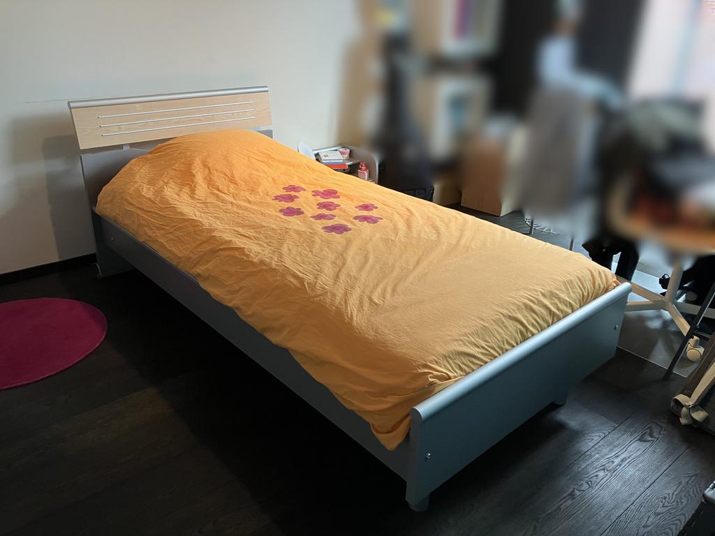 Bed en nachtkastje in grijs en houtkleur, Ophalen, Gebruikt, Eenpersoons, Overige maten