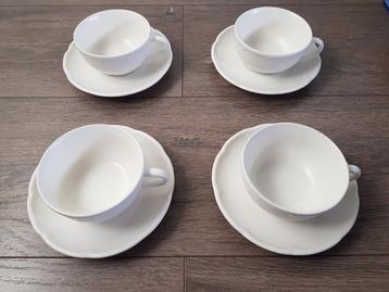 Vier kop en schotels met geschulpte rand -- vintage / retro beschikbaar voor biedingen