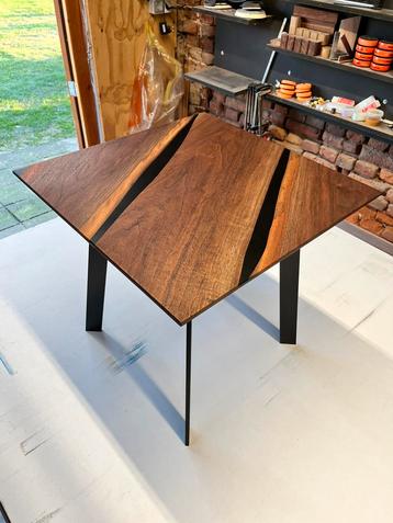 Walnoot Epoxy Salontafel beschikbaar voor biedingen