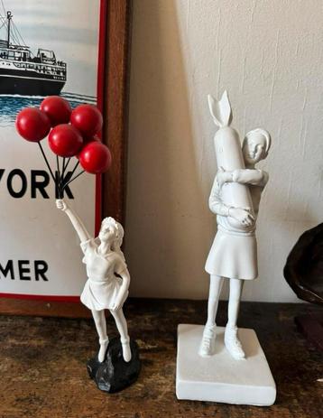 2 leuke beeldjes (naar) Banksy , niet los te koop prijs de 2 beschikbaar voor biedingen