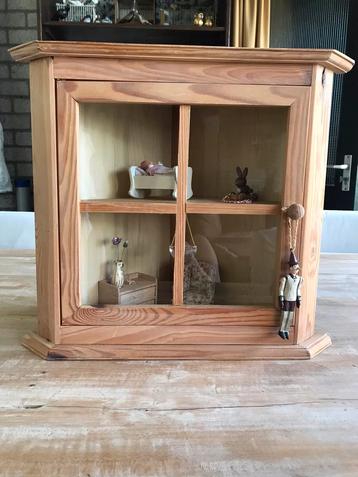 Klein brocante vitrinekastje. Poppenkamertje,muizenhuis enz beschikbaar voor biedingen