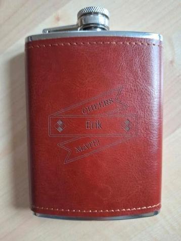 Zakfles met leren bekleding beschikbaar voor biedingen