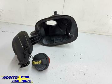Scharnier tank klep Volvo V70 III 2.0T ('07-'17) 31335115 beschikbaar voor biedingen