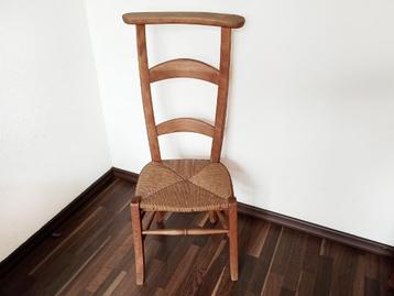 vintage lage houten stoel met rieten zitting beschikbaar voor biedingen