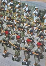 Marcherende vrouwelijk soldaten met UZI's - nieuw, Verzamelen, Ansichtkaarten | Themakaarten, Verzenden, 1980 tot heden, Ongelopen