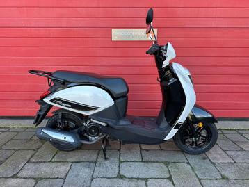 Syper mooie sym mio 50i brom slechts 1208 km bj 2020 beschikbaar voor biedingen