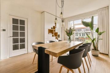 Industriële houten tafel beschikbaar voor biedingen