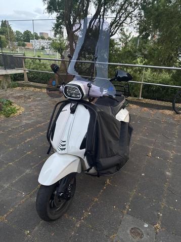 Vespa Sprint wit snorscooter beschikbaar voor biedingen