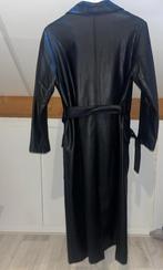 te koop:Zwarte trenchcoat van imitatieleer, Ophalen of Verzenden, Zo goed als nieuw, Maat 36 (S), Zwart