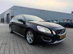 Volvo V60 T5 240pk Powershift 2011 Zwart, Auto's, Volvo, 1800 kg, Zwart, 4 cilinders, Zwart