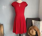 Karen Millen rode dames geplooide jurk 38-M modern design, Maat 38/40 (M), Nieuw, Ophalen of Verzenden, A