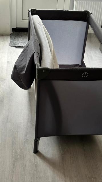 Als nieuw camping bedje incl als nieuw welpur matras 60x120 beschikbaar voor biedingen