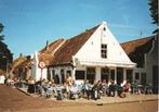 Teschelling. Oosterburen Midsland .-terras met veel volk-, Verzamelen, Ansichtkaarten | Nederland, Verzenden, 1960 tot 1980, Gelopen
