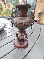 bronzen wierookbrander, Drie personen of meer