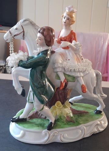 Antiek beeld paard met man en vrouw  beschikbaar voor biedingen