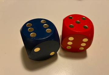 Twee grote houten dobbelstenen | 5x5x5 cm | Rood en Blauw beschikbaar voor biedingen