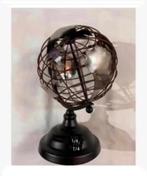 Brocante metalen wereldbol met opgelegde werelddelen 26 cm, Huis en Inrichting, Woonaccessoires | Wereldbollen, Nieuw, Ophalen of Verzenden
