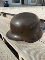 Duitse M40 helm schuurvondst met veel Verf ww2, Ophalen of Verzenden, Landmacht, Duitsland, Helm of Baret