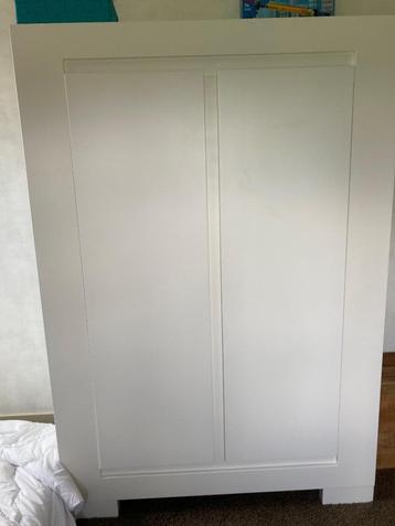 Kledingkast en commode babykamer beschikbaar voor biedingen