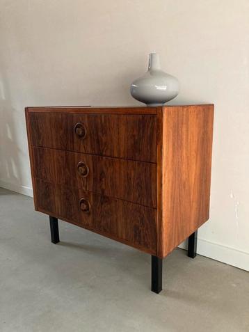 Midcentury vintage Zweeds teak ladekastje beschikbaar voor biedingen