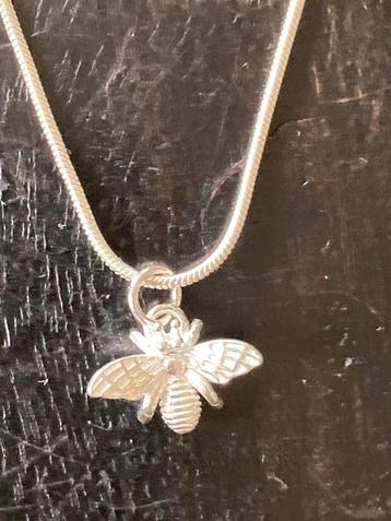 Zilveren Honingbij met verzilverde ketting 45cm beschikbaar voor biedingen