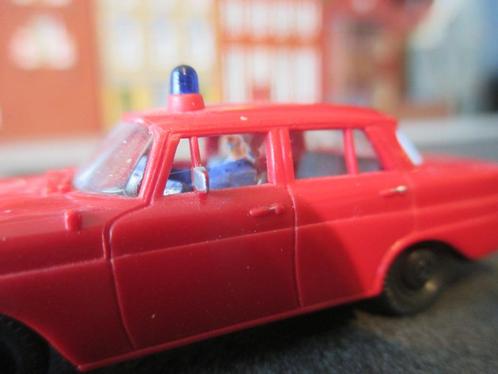 Mercedes Benz 190D brandweer met chauffeur, nummerborden etc, Hobby en Vrije tijd, Modelauto's | 1:87, Gebruikt, Bus of Vrachtwagen