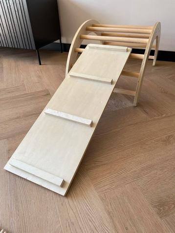 Houten klimboog met glijbaan TE HUUR beschikbaar voor biedingen