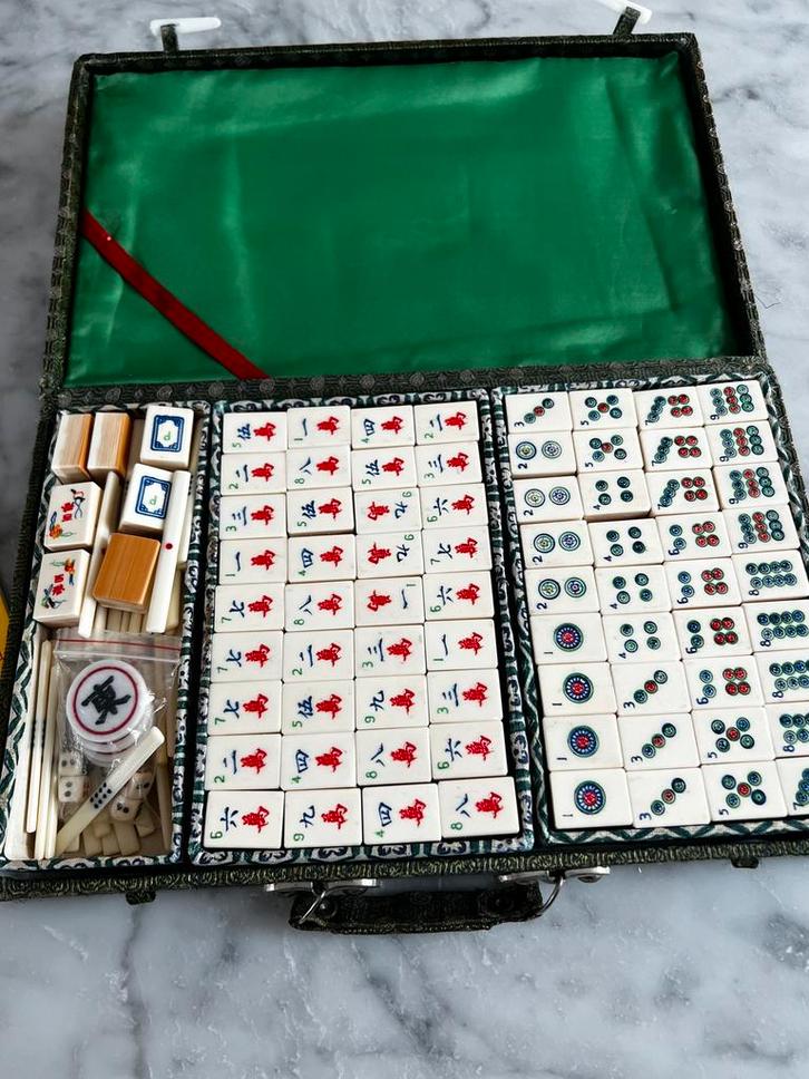Oud mahjong spel in koffer, Hobby en Vrije tijd, Gezelschapsspellen | Bordspellen, Zo goed als nieuw, Drie of vier spelers, Ophalen of Verzenden